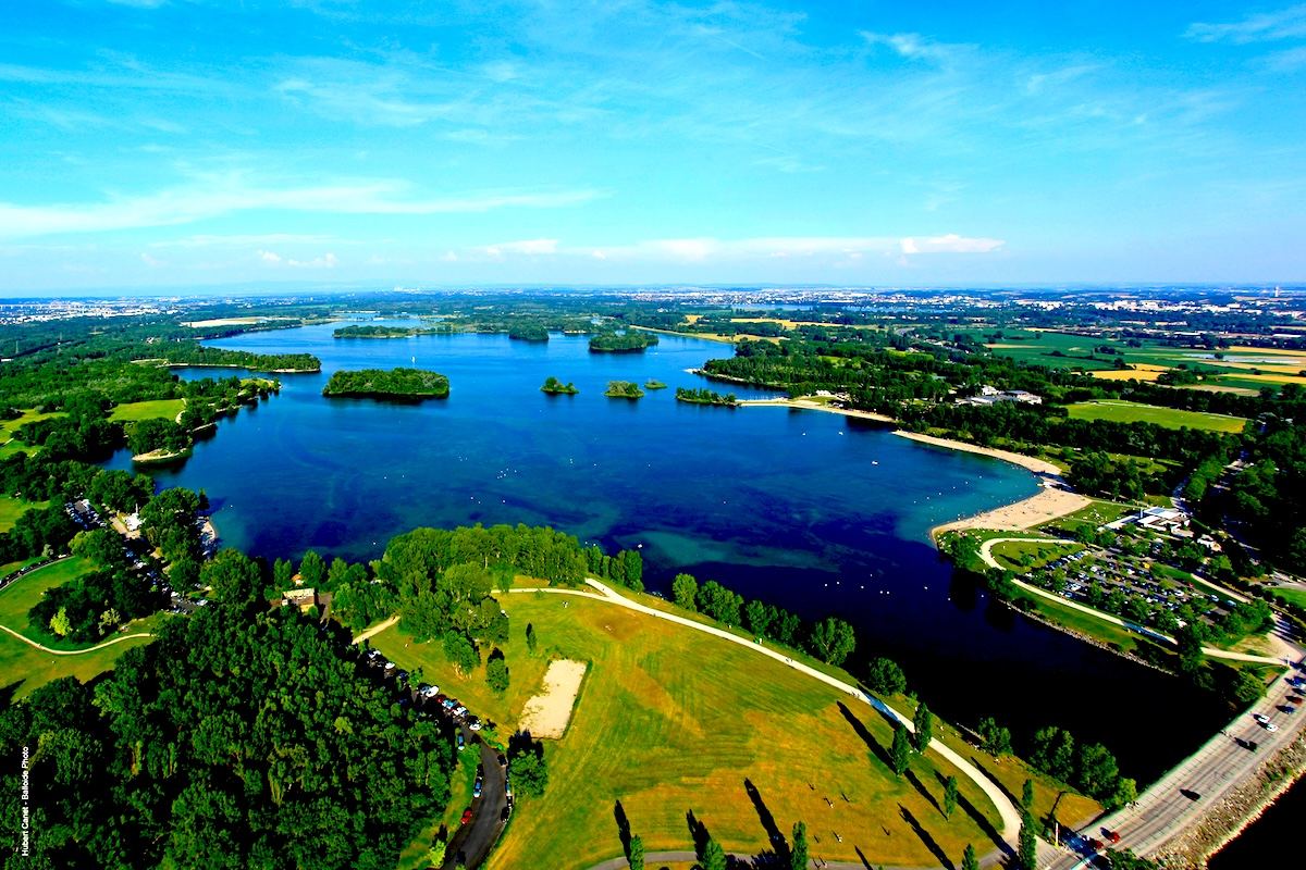 Vue aérienne du lac et du parcours du Grand Parc de Miribel-Jonage