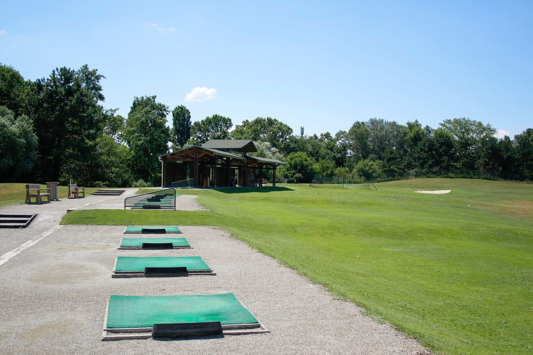 Practice gazon du Golf de Miribel-Jonage